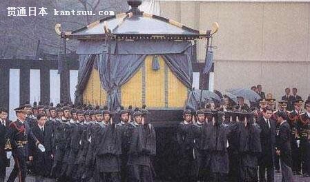 日本裕仁天皇葬礼现场百人抬棺，如慈禧老佛爷出殡